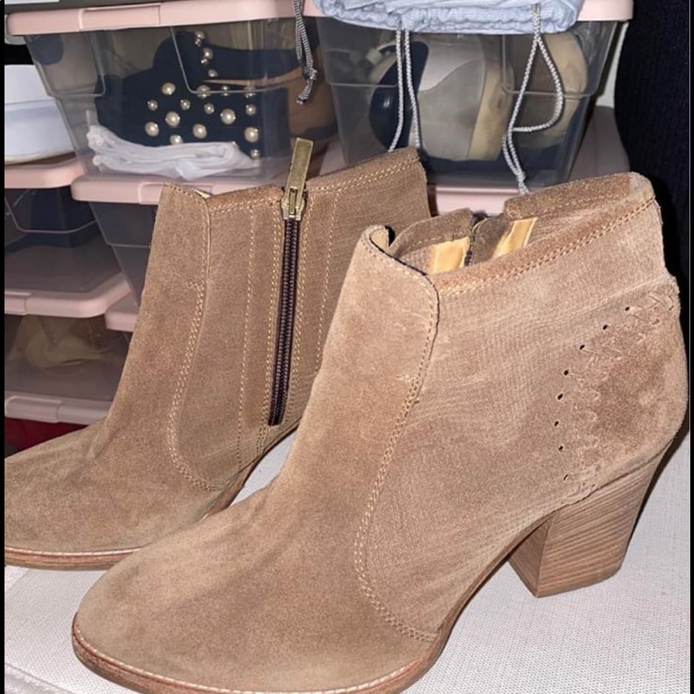 Aquatalia booties size 9